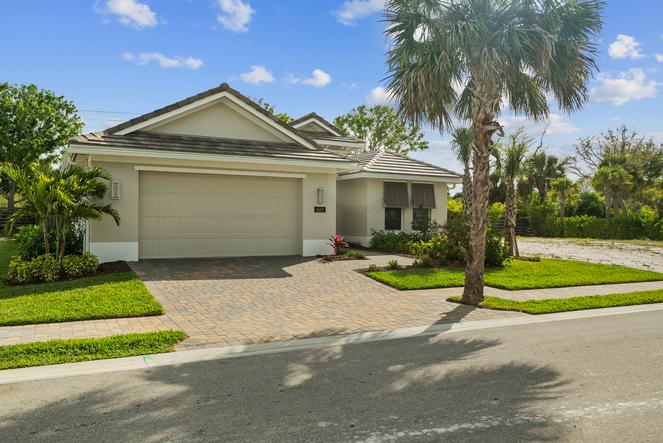 POOL HOME & MINUTES TO THE BEACH!